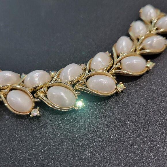 Vintage Lisner Pearl Like Thermoset Bracelet with Faux Pearl Earrings - Picture 6 of 9